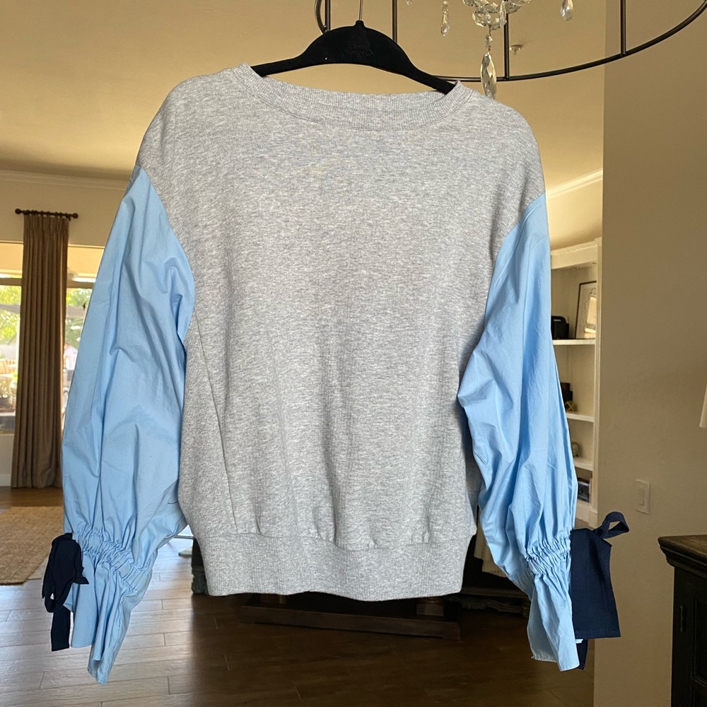 The perfect cozy, sweatshirt/blouse! Size Small
